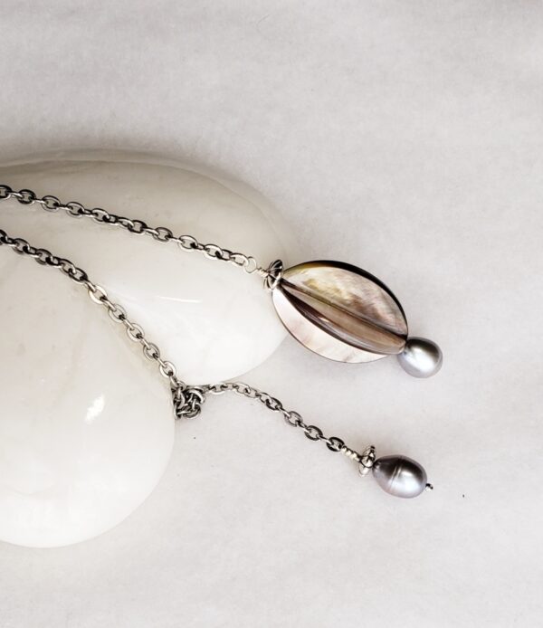 Mother of Perl Pendulum with Freshwater Pearls